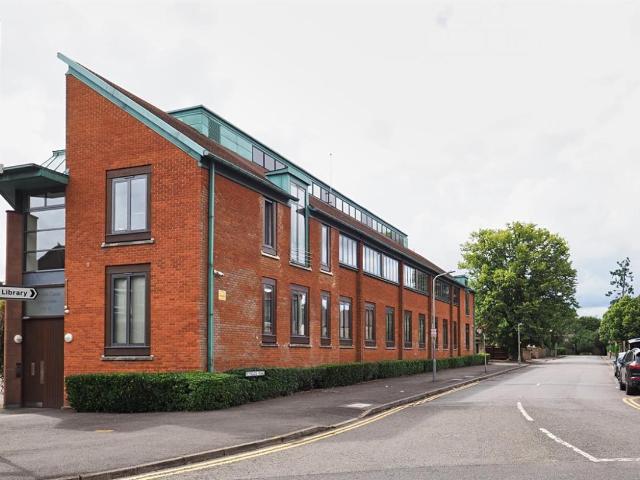 Flat for sale in Beaconsfield, Beaconsfield