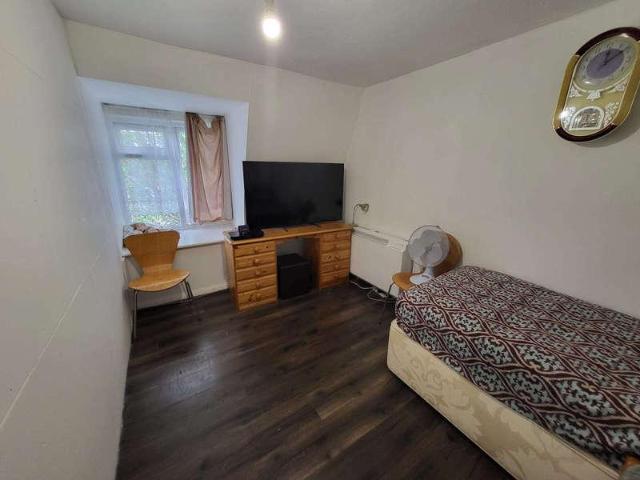 Flat for sale in Spring Park, Luton