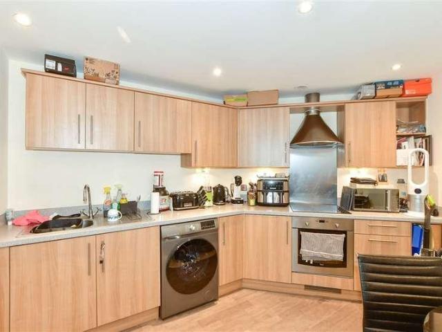 Flat for sale in Red Hill, Surrey