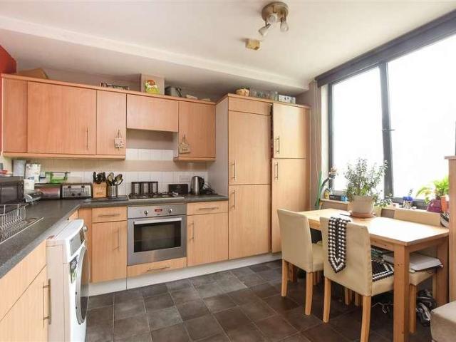 Flat for sale in Hillview, Surrey