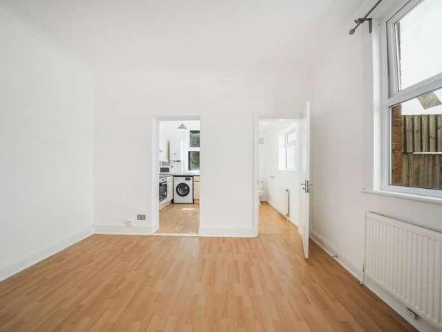 Flat for sale in London Borough of Croydon, Addiscombe