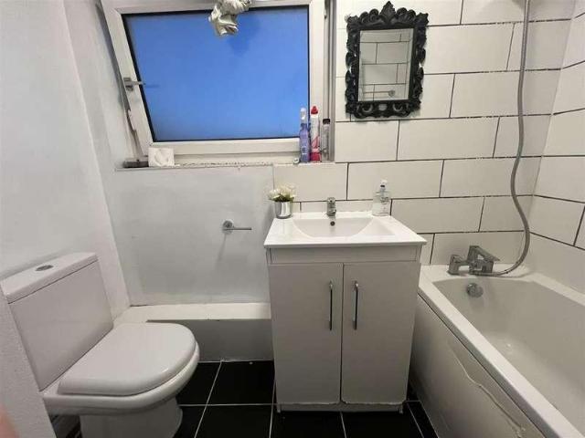 Flat for sale in Barking, Thames View