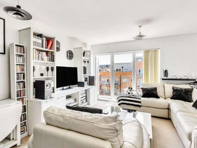 Flat for sale in London Borough of Croydon, Waddon