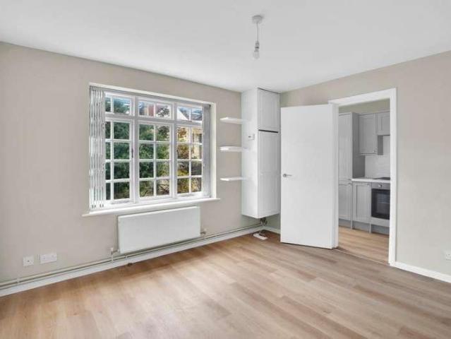 Flat for sale in London Borough of Wandsworth, Greater London