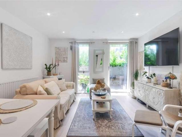 Flat for sale in Colindale, Greater London