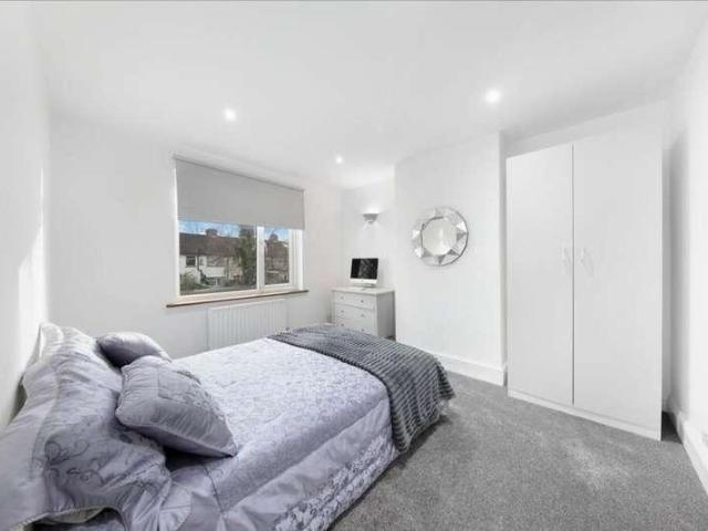 Flat for sale in Harrow Weald, Greater London