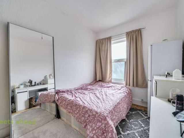 Flat for sale in London Borough of Croydon, Greater London