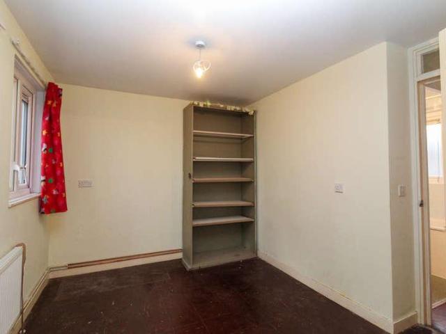 Flat for sale in Clapham, Greater London