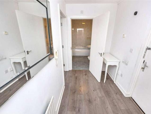Flat for sale in Hillview, Surrey