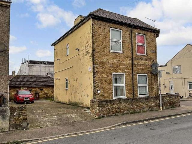 Flat for sale in Brompton, Gillingham