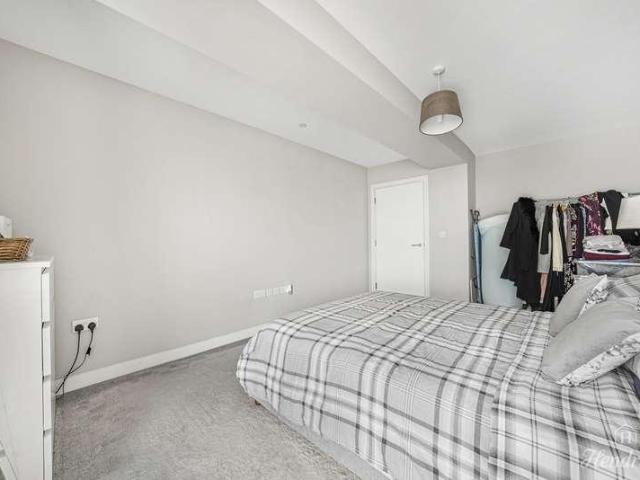 Flat for sale in Alton Barnes, Essex