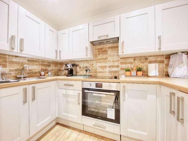 Flat for sale in London Borough of Merton, Raynes Park