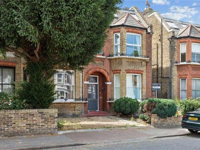 Flat for sale in Furzedown, Greater London