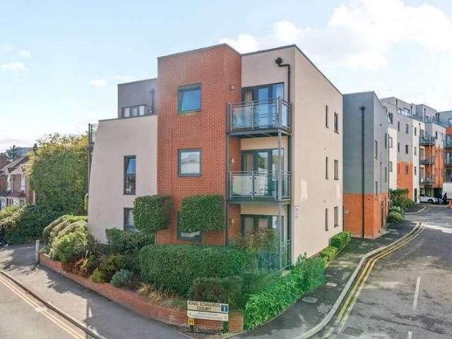 Flat for sale in Guildford Park, Guildford