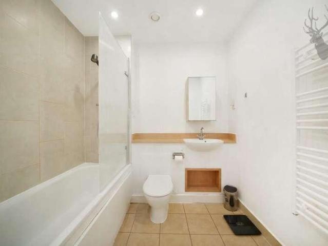 Flat for sale in Bromley-by-Bow, Poplar Grove