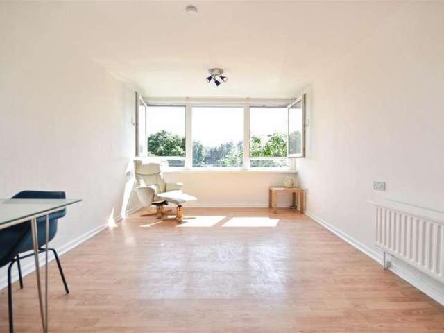 Flat for sale in London Borough of Hounslow, Greater London