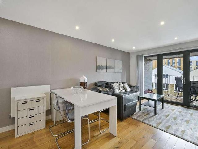 Flat for sale in Loughborough Junction, Greater London