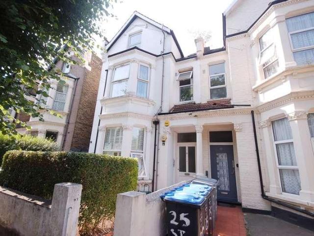 Flat for sale in Harlesden, Greater London