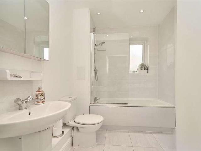 Flat for sale in London Borough of Hounslow, Heston