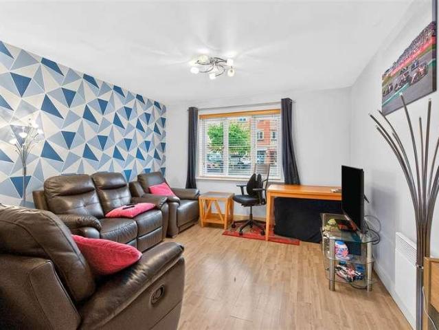 Flat for sale in Shotgate, Essex