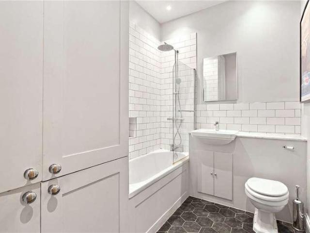 Flat for sale in Upper Tooting, Greater London