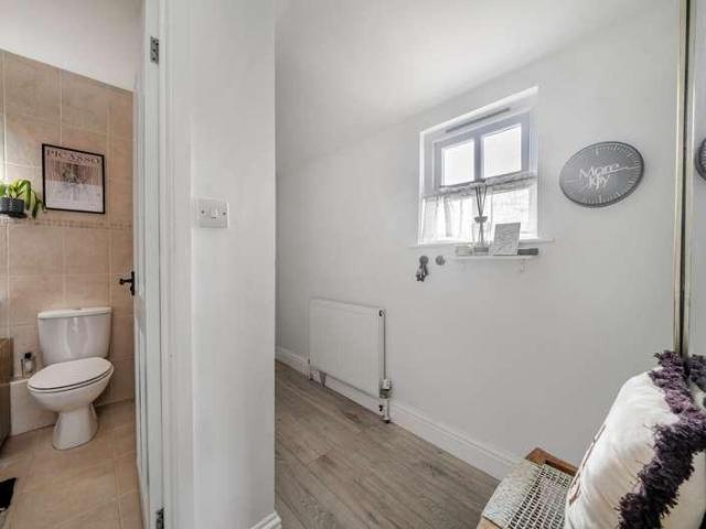 Flat for sale in Fole, Surrey