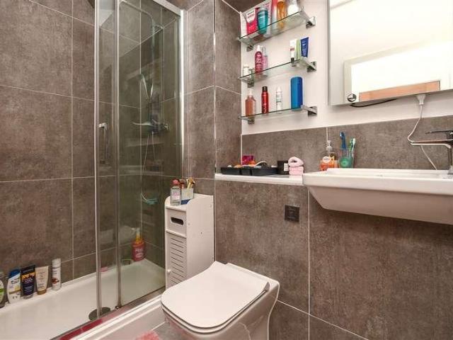 Flat for sale in Red Hill, Surrey