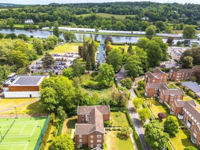 Flat for sale in Henley-on-Thames, Berrick Salome