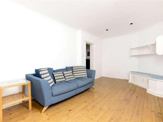 Flat for sale in Roehampton, Greater London