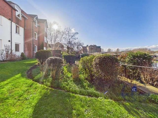 Flat for sale in Tewkesbury, Pamington