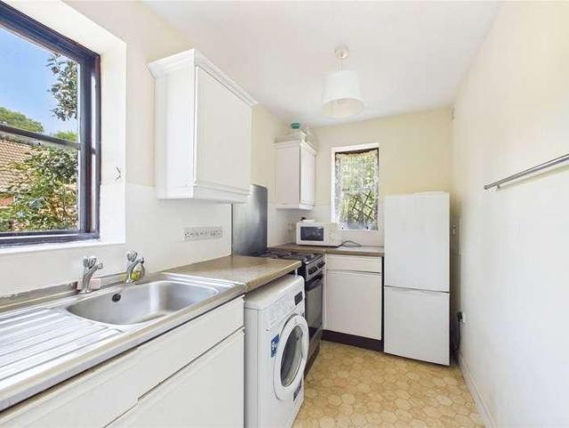 Flat for sale in Heol-las, Surrey