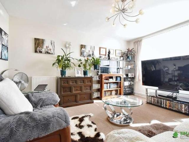 Flat for sale in St Leonards, Watergate
