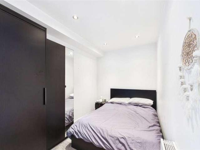 Flat for sale in Streatham, Greater London
