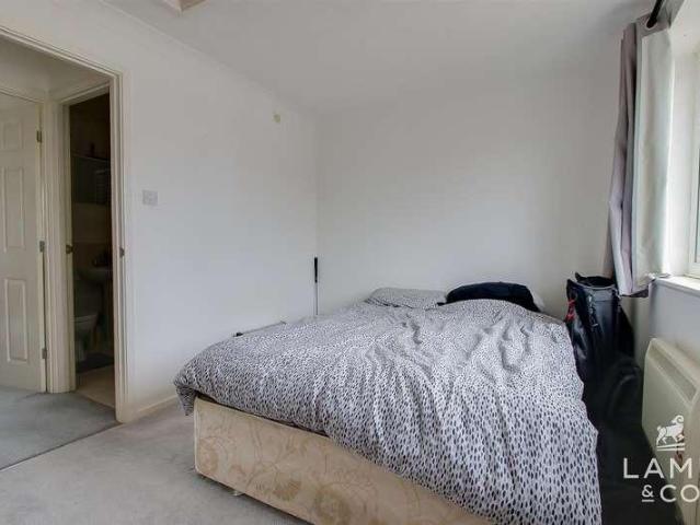Flat for sale in Dale Hill, Essex