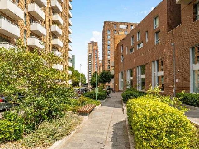 Flat for sale in Bromley-by-Bow, Poplar Grove