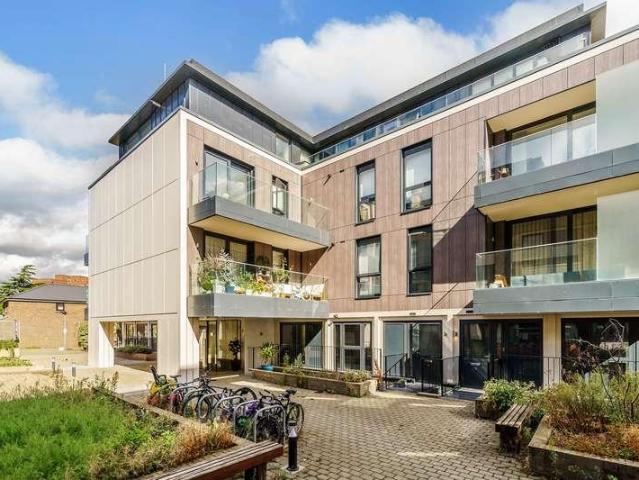Flat for sale in Surbiton, Greater London