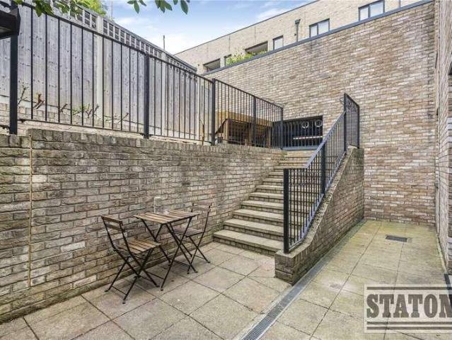 Flat for sale in High Barnet, Greater London