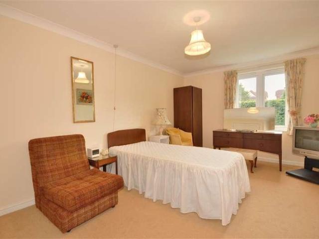 Flat for sale in Red Hill, Surrey