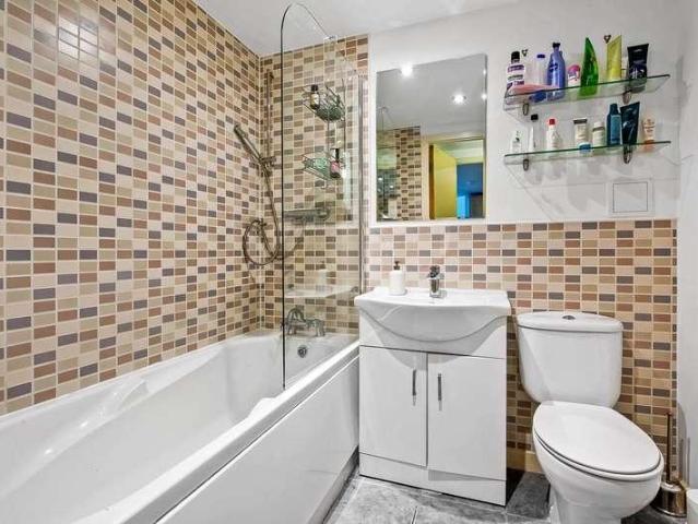 Flat for sale in Nunhead, Greater London
