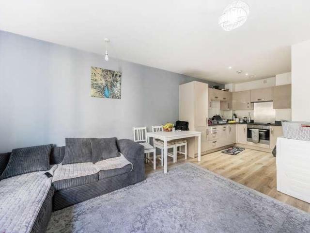 Flat for sale in Kingsbury, Greater London