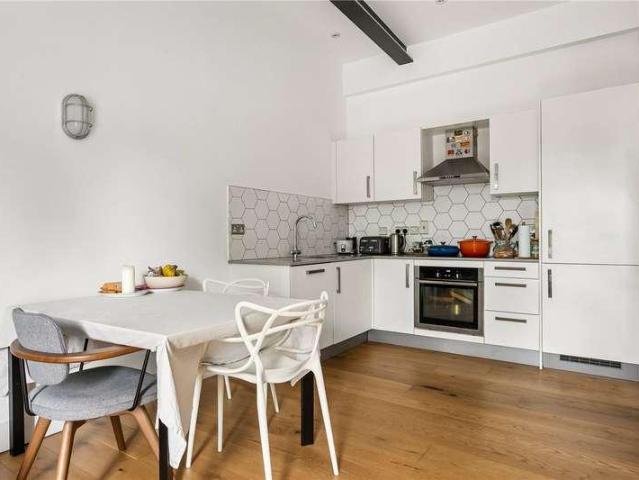 Flat for sale in Stoke Newington, Greater London
