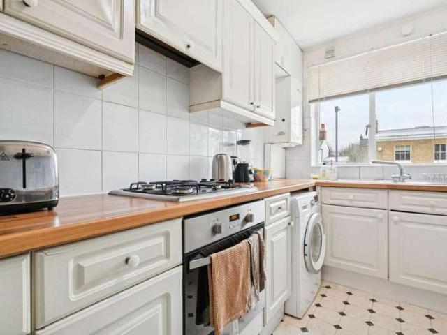 Flat for sale in Oval, Greater London