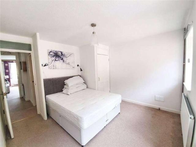 Flat for sale in Red Hill, Surrey