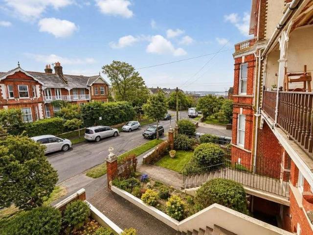 Flat for sale in Bohemia, Guestling Green