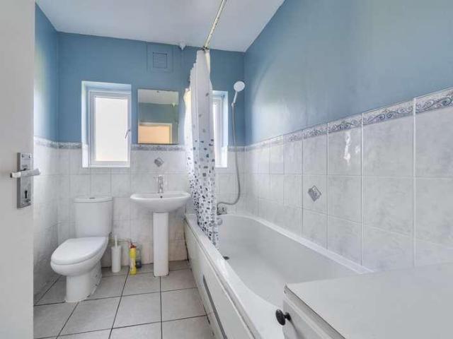 Flat for sale in Whetstone, Greater London