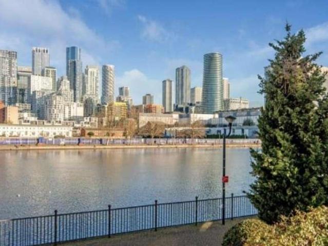 Flat for sale in Isle Of Dogs, Greater London