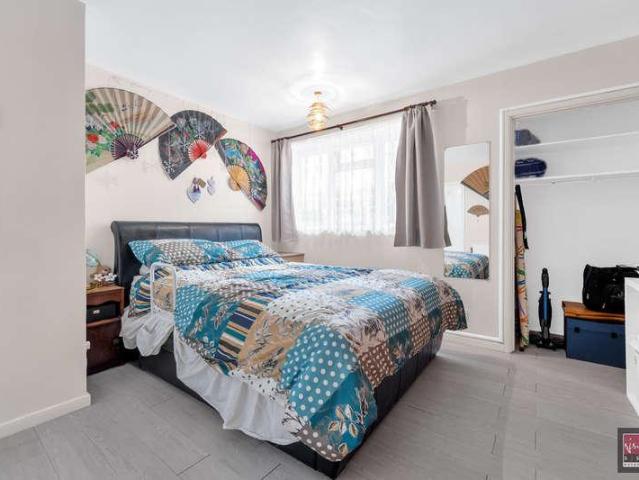 Flat for sale in Lower Halliford, Surrey