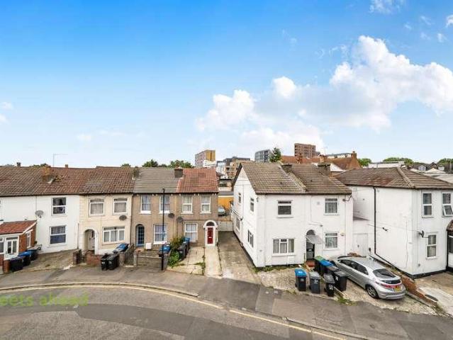 Flat for sale in London Borough of Croydon, Greater London