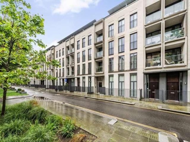 Flat for sale in North Kensington, Greater London