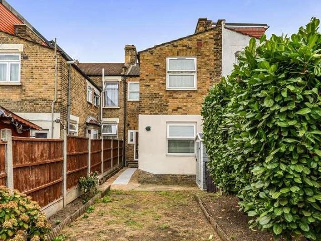 Flat for sale in London Borough of Waltham Forest, Greater London